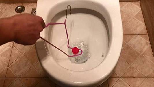 抽水马桶堵了怎么办
